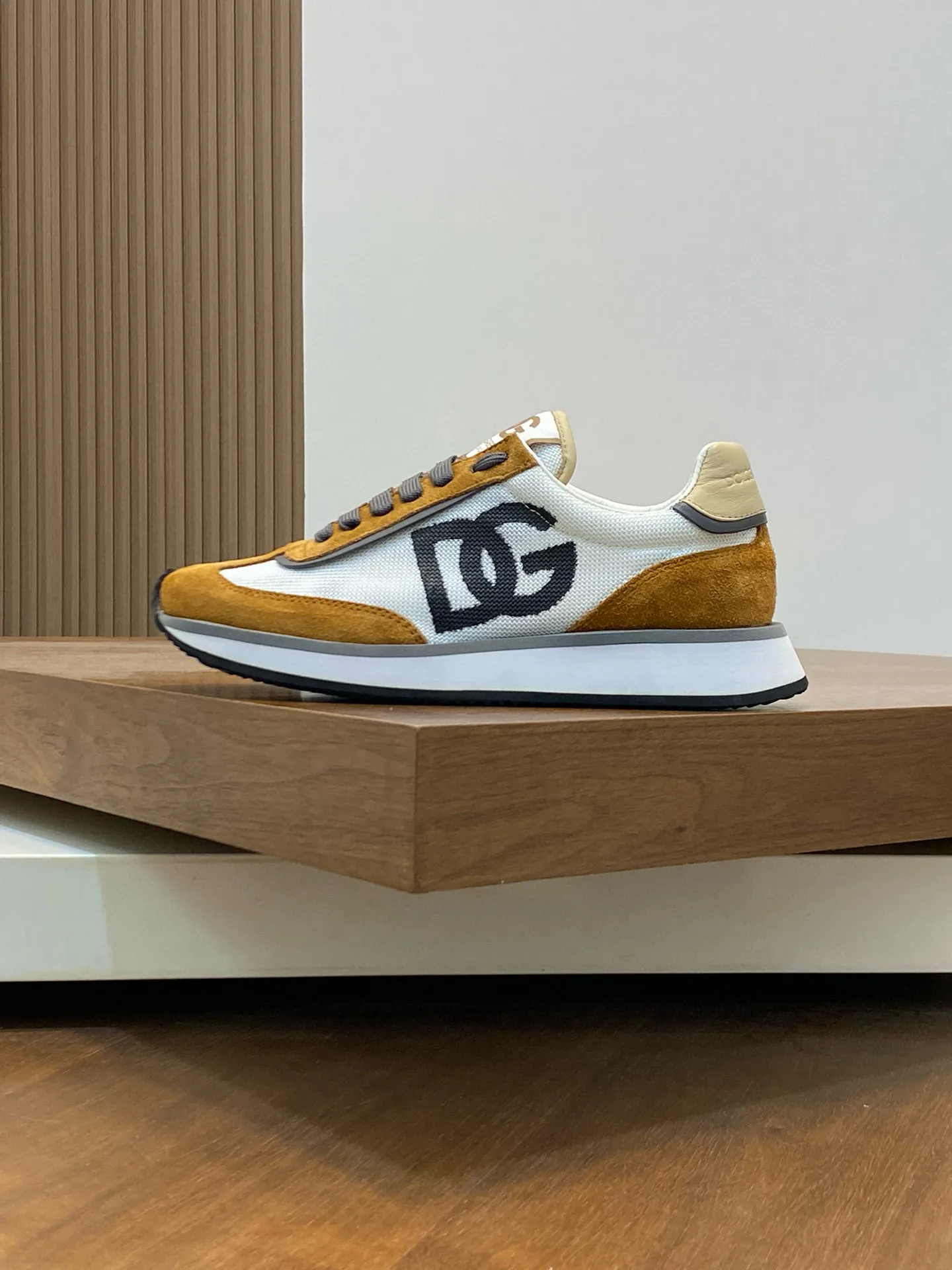 Factory price: 458💰••New products••Dolce&Gabbana••DG✔️High-end men's sports•casual shoes. Original goods from top counters. Original imported cowhide, multi-material splicing design ➕Imported cowhide lining, cowhide feet ➕Original TPR elastic outsole. Size: 39-44 (38, 45 customized)